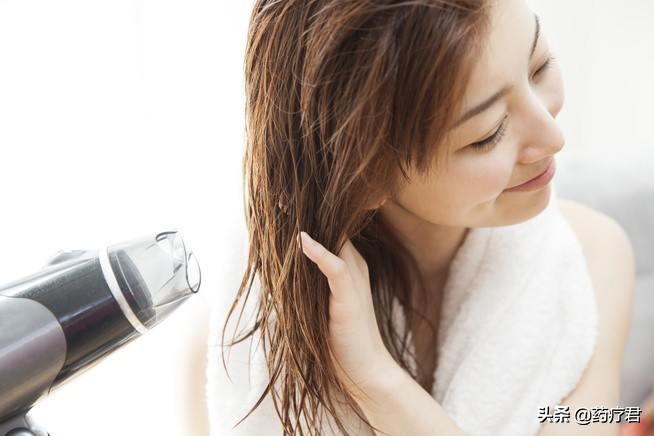 洗完头要不要用吹风机吹,洗完头用吹风机吹好还是自然干好