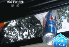 小孩开小车被警察抓了,小男孩开车被警察抓