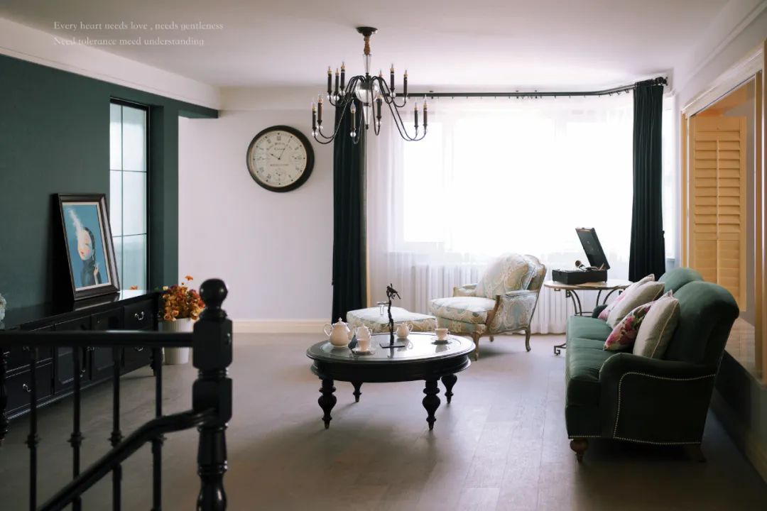 墨绿和酒红色搭配效果,墨绿色和红色搭配极简风