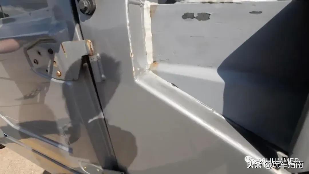 在街头遇到一辆悍马H1，打开引擎盖后却发现大有不同