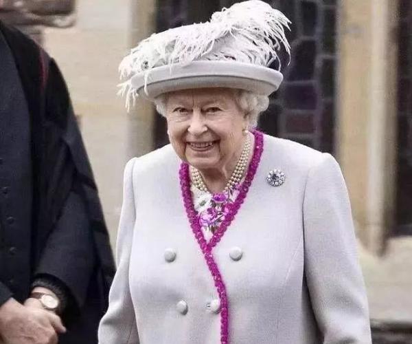 英国女王穿什么衣服最好看,英国女王的衣服为啥都是五颜六色
