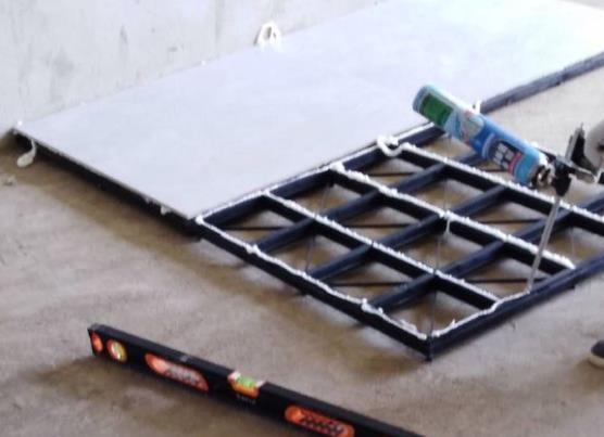 新房子装修工人装修进度很慢,新房装修完就铺砖