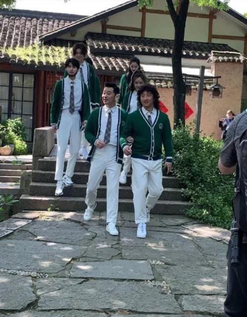 蔡徐坤开场,蔡徐坤首秀蒙眼睛