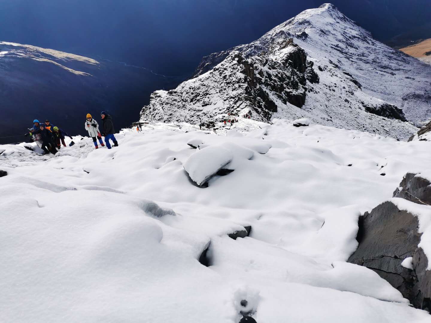 四姑娘山大峰登顶感受,四姑娘山二峰绝望坡有绳索吗