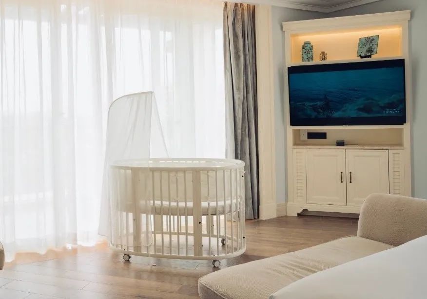 因为我不到三岁，酒店“逼”我打地铺睡