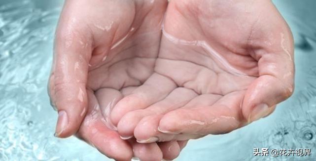 为什么手泡在水里泡久了会褶皱,手在水里泡一会就皱巴巴是为什么
