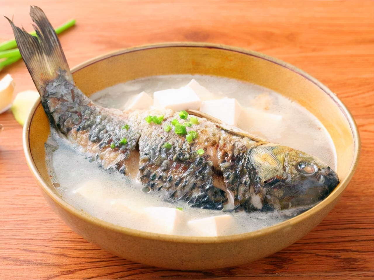 炖鱼的时候放什么东西鱼才不会腥,炖鱼该放什么不该放什么