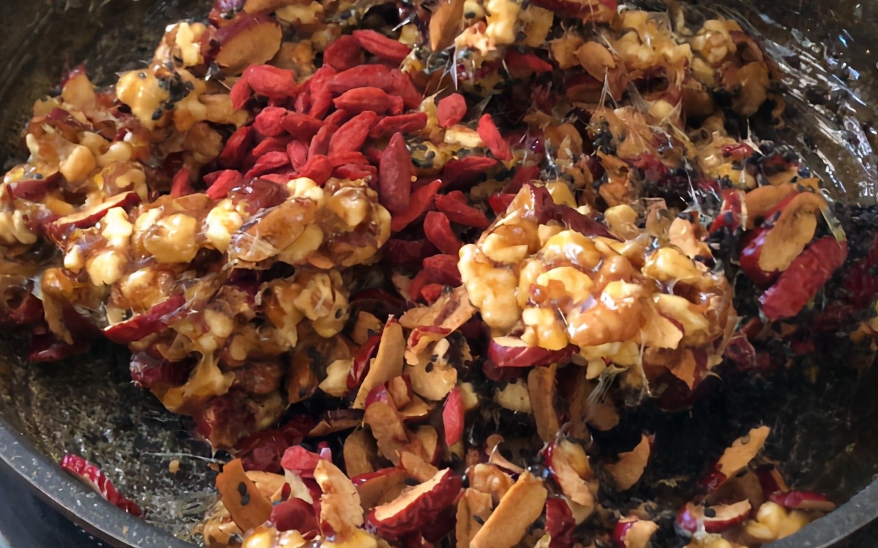 详细芝麻枸杞红枣核桃糕制作视频,纯手工芝麻核桃红枣枸杞糕