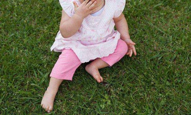 宝宝穿袜子有什么问题,孩子不愿穿鞋子袜子怎么办