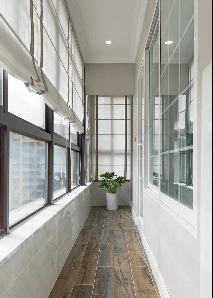 阳台贴什么样的瓷砖好看,没想到瓷砖上面铺地板也这么好看