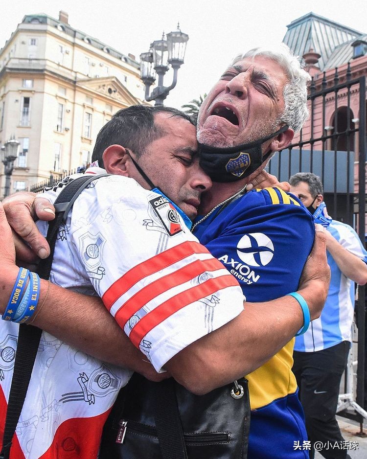 让死敌为其相拥、球队主场为其改名！令世界为其哀悼！这就是球王