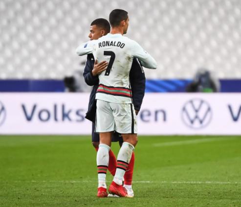 c罗庆祝图片4k全屏无水印,35岁的c罗个人双里程碑