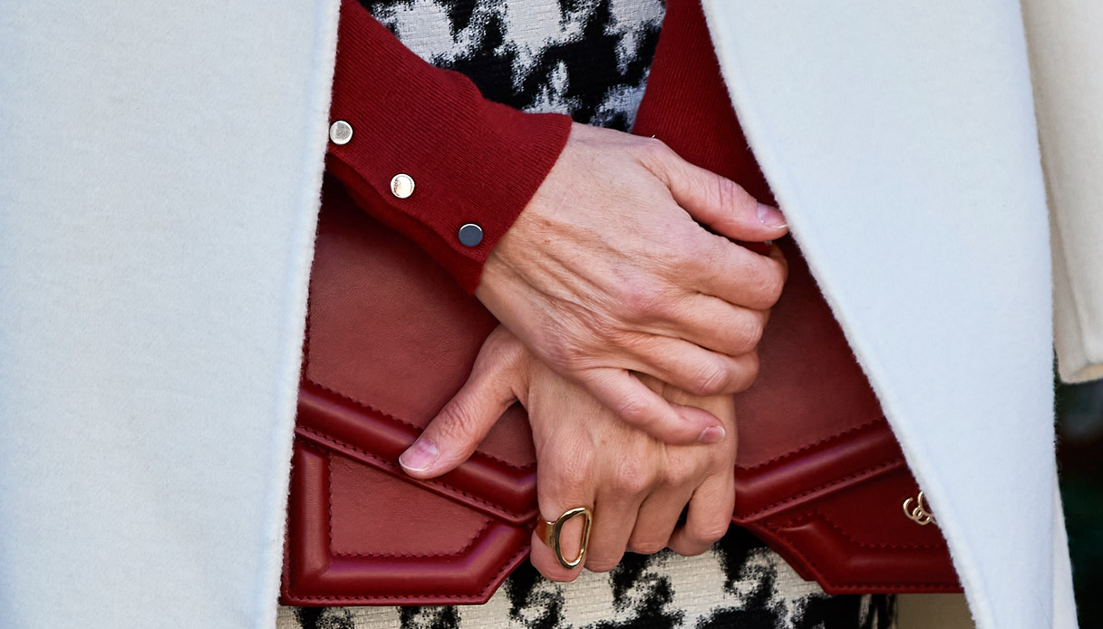 莱蒂齐亚王后黑色大衣图,莱蒂齐亚王后大衣搭配