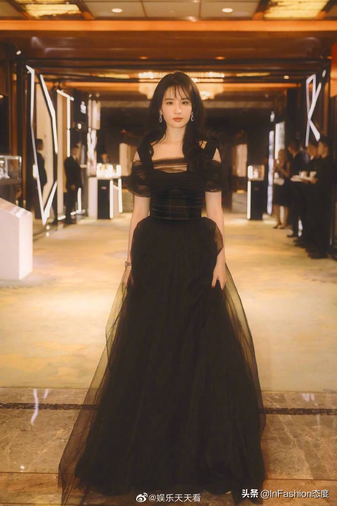 刘亦菲确认下一部新剧了吗,刘亦菲一身露腰造型亮相机场