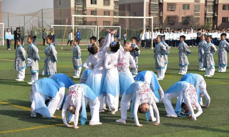 青少年校园足球联赛拉开帷幕,为期多天的校园足球联赛落下帷幕