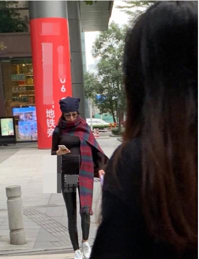 张馨予广州街边遛狗被偶遇,张馨予怀孕牵狗照