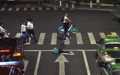 奇葩醉酒男把拱北闹市路口当床，铺上被子呼呼大睡！过往司机心惊胆战！