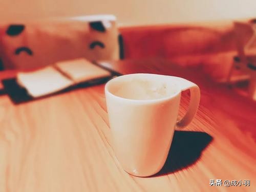 秋天第一杯奶茶是秀恩爱吗,朋友圈被秋天里的一杯奶茶刷屏了