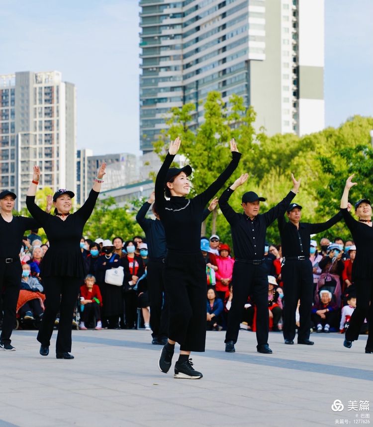 洛阳牡丹广场：*疆新**舞大联欢