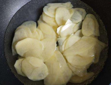 炸薯片时,别直接下锅炸,多加1个步骤,薯片薄又脆,比锅巴好吃