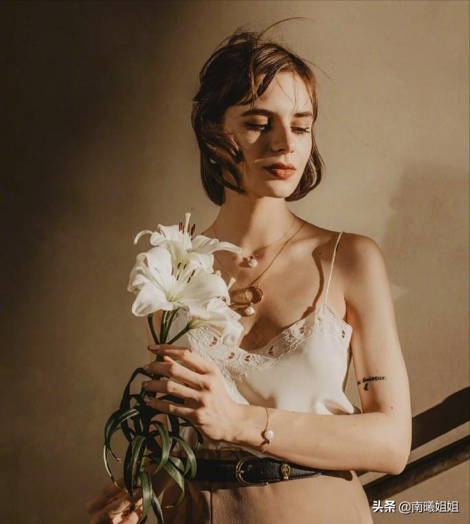 奔五的女人放弃黑长直吧！这4款“短发”最适合你，显脸小还减龄