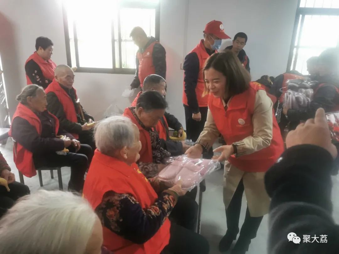 陪老人度过美好重阳节，大荔金龙、鸿运驾校、秦东考务中心在行动