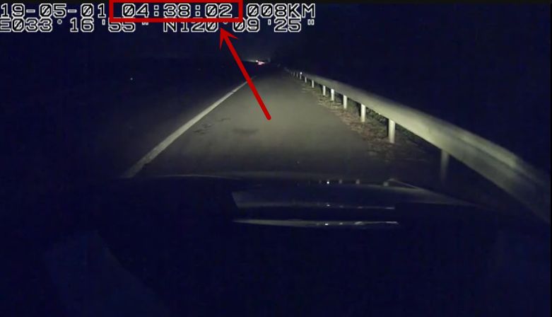 “女子”久坐高速路边不少司机减速观望挑开披风发现是充气人偶