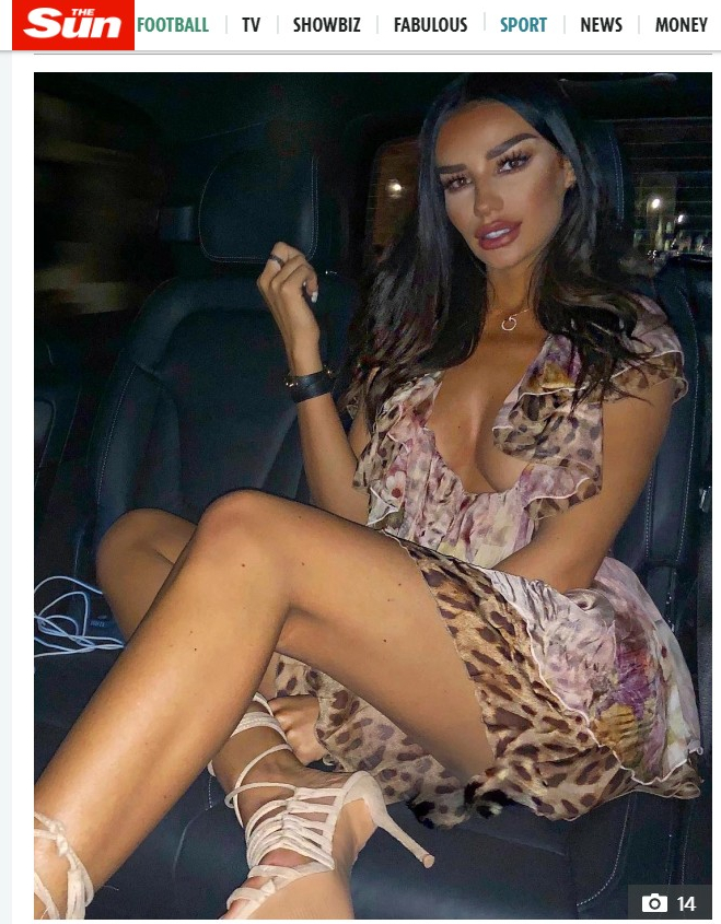 模特女友鲁比·梅把热刺球星阿里给甩了，她难以忍受阿里沉溺于网游！梅自己则重度依赖社媒，最近也摊上事了