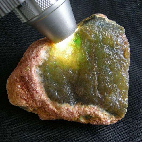 河边捡石头怎么鉴别石头是玉石,在户外捡到石头哪种石头更值钱