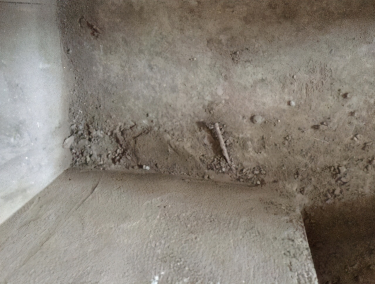 天花板为什么会掉皮,天花板掉皮可以贴什么处理