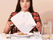 误食口红会不会中毒,吃女朋友的口红会出啥毛病吗