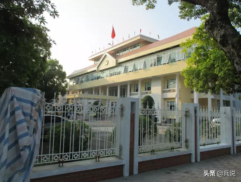 越南老兵重回当年战斗过的洞穴 (越南老兵回忆丛林战争)