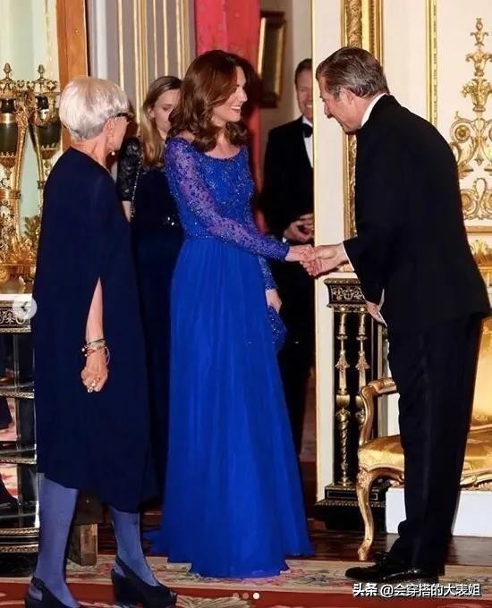 凯特王妃最新的时尚穿搭,英国王妃凯特穿宝蓝色大衣