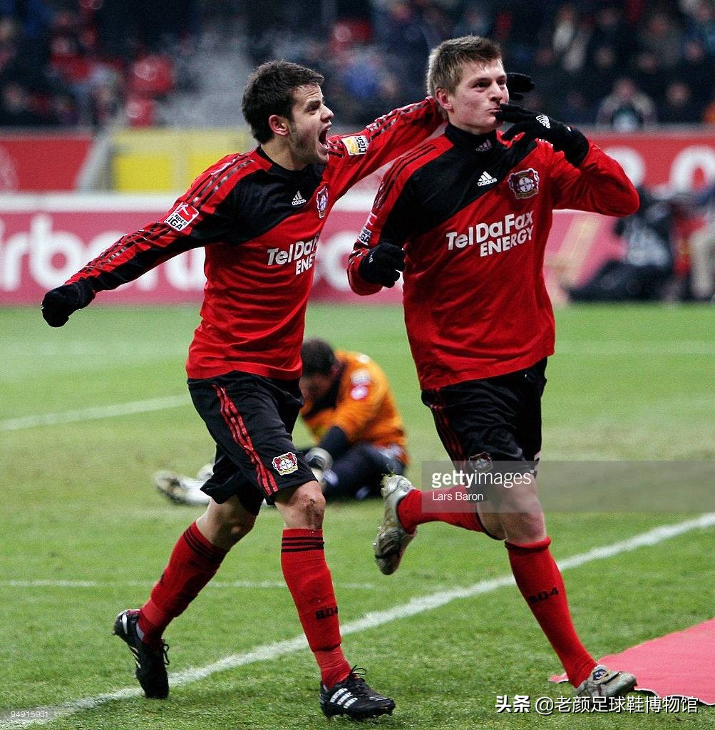 同是穿鞋挑剔的强迫症球星,10年前托尼克罗斯为小贝测试猎鹰鞋