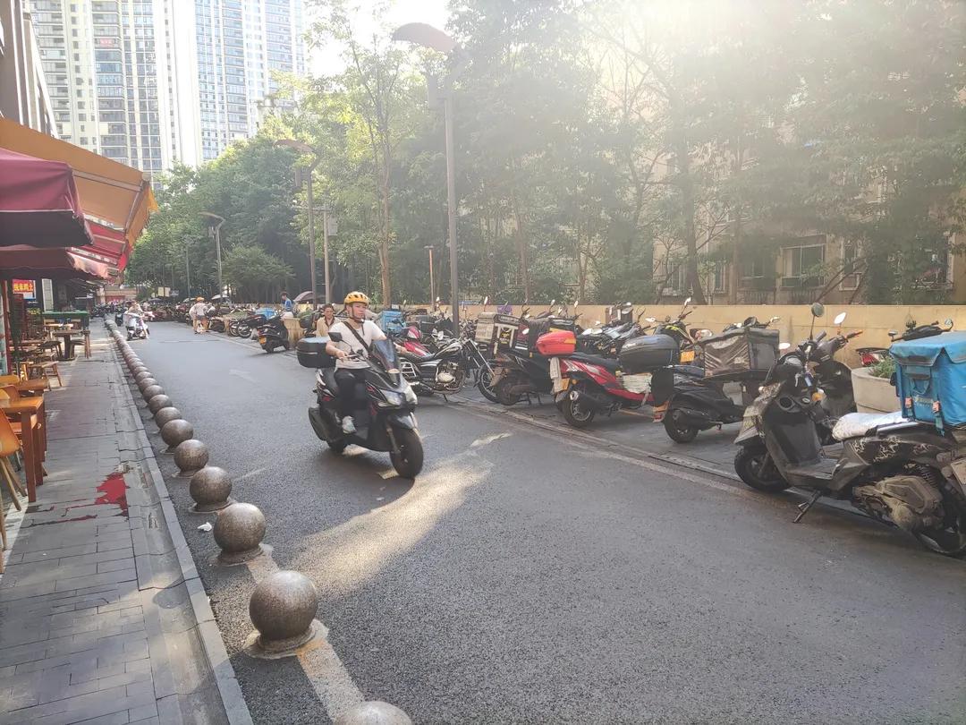 外卖小哥一天跑单13小时真实收入,月入过万外卖小哥工作多少个小时