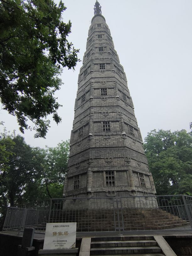 杭州西湖断桥好大的雨,杭州西湖断桥残雪夜景下雨