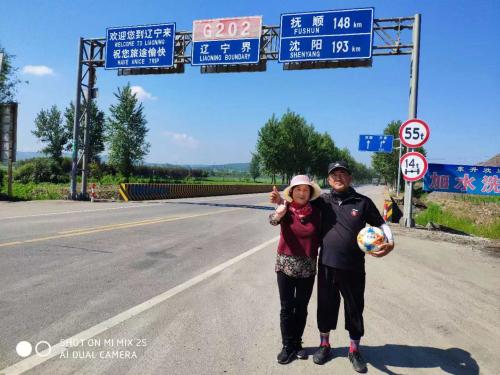 一位六旬朝鲜族球迷的国庆献礼：颠球千余公里进京