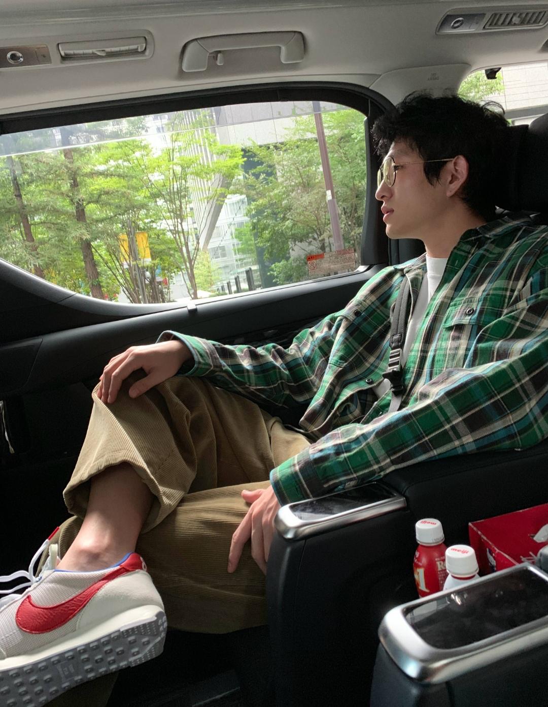 金大川凹造型摆高级脸，但裤子上的小瑕疵证明：他比张亮更接地气