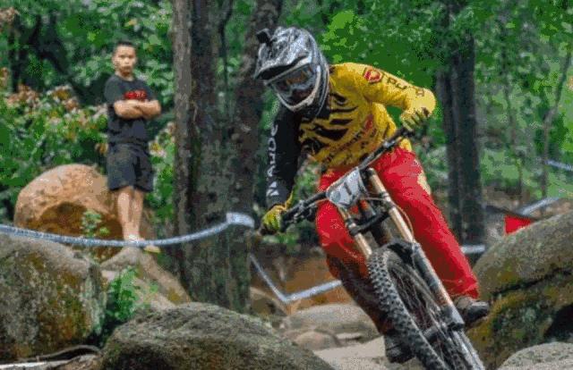 顺丰董事长王卫的管理之道,顺丰总裁王卫维护快递小哥