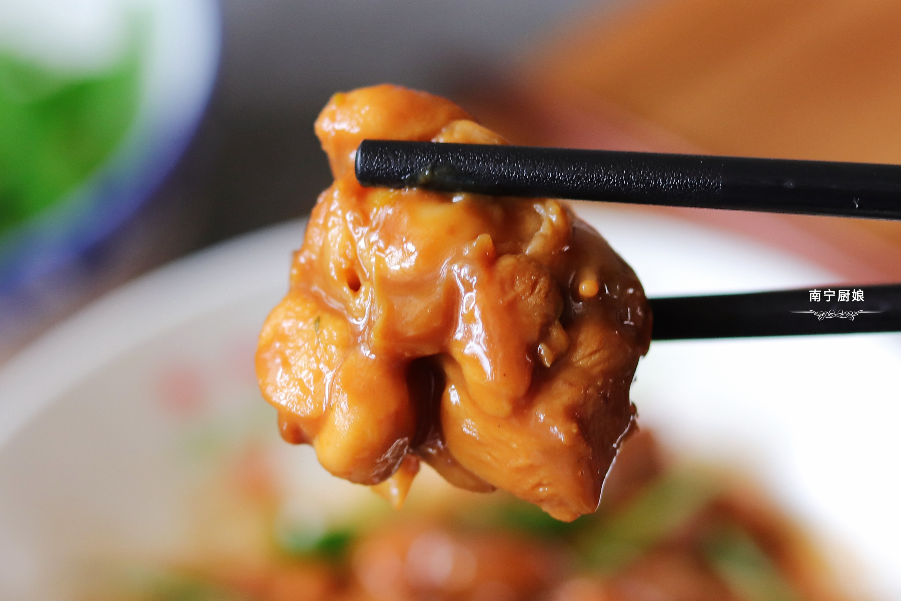 把鸡腿放进锅里煮一下,在电饭锅里焖鸡腿