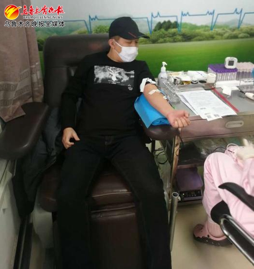 社区工作者和居民们互动,社区工作者是管理岗位吗