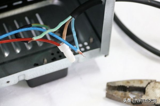 电线弯了,电线可以弯90度吗