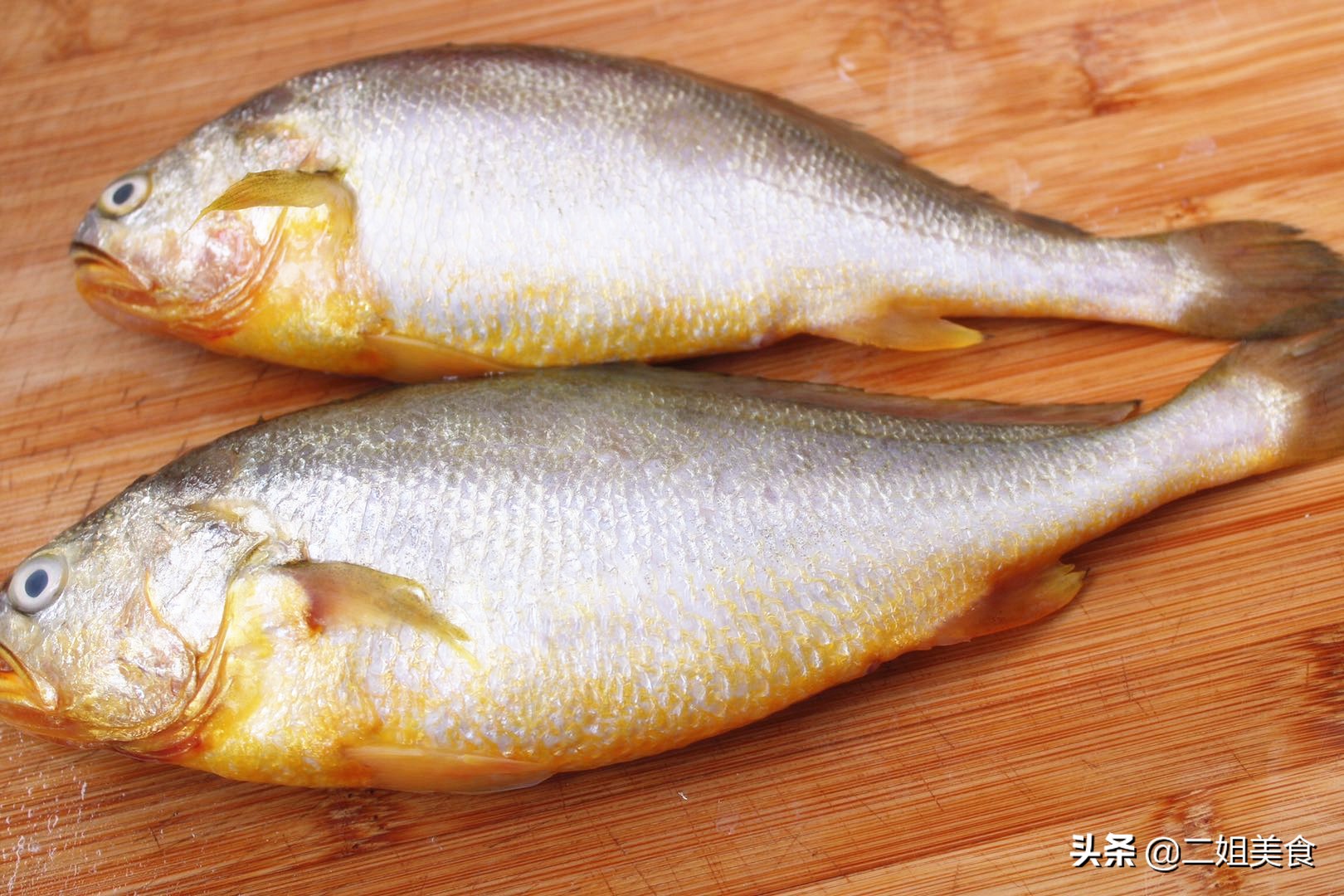 刮鱼鳞时，鱼鳞到处飞溅，教您一招，轻松去鱼鳞，干净无残留