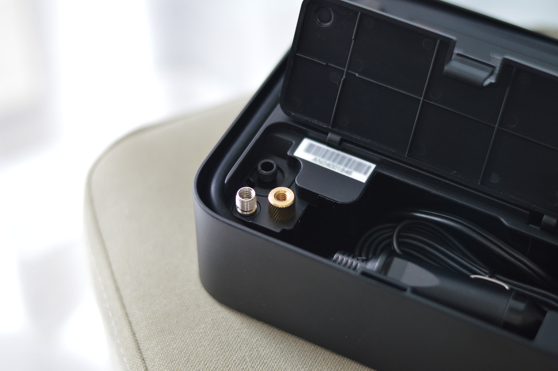 还去店里给汽车充气？有了巴掌大小的充气泵，从此告别轮胎店