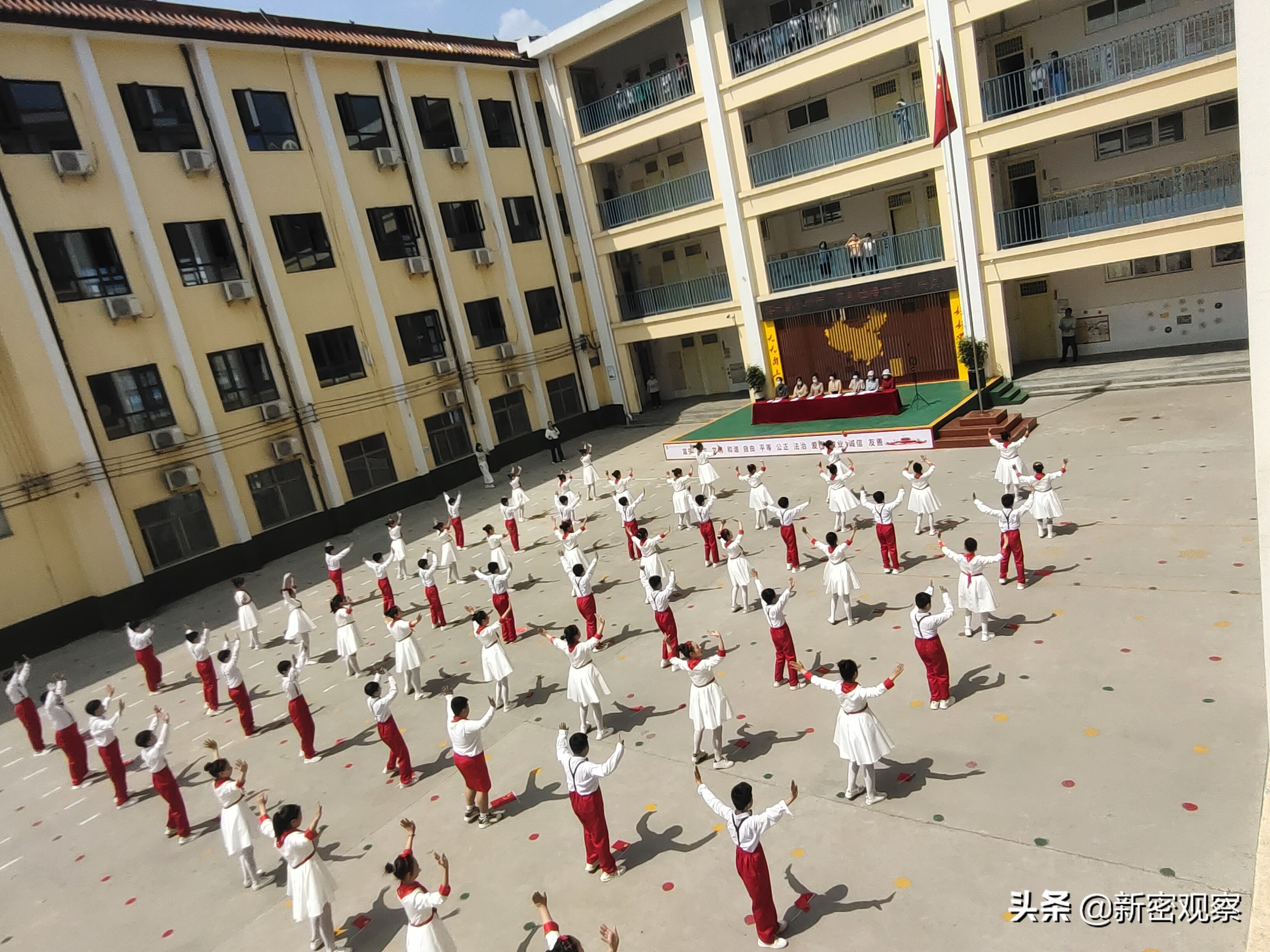 郑州市新密市溱水小镇舞蹈表演,新密市溱水路小学迎国庆歌咏比赛