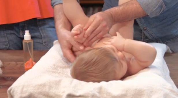 宝宝认识母亲,给宝宝按摩有助于生长发育