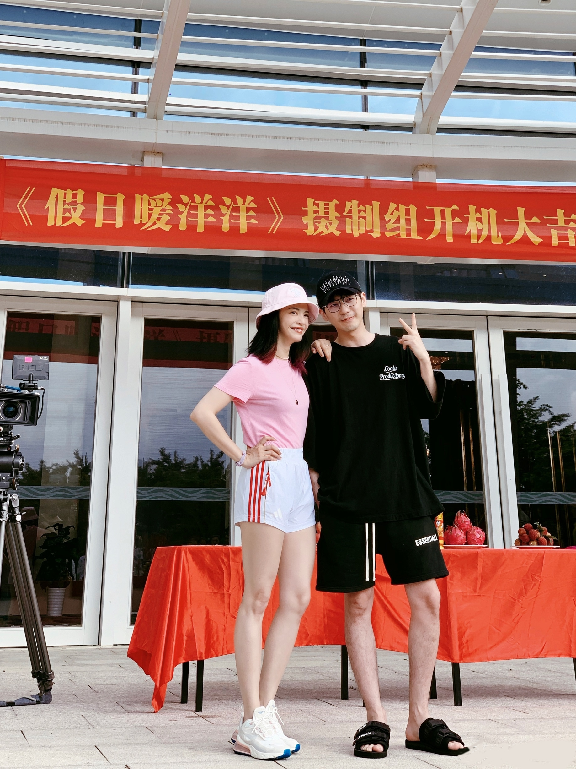 姚晨针织短袖搭破洞牛仔裤,姚晨白衬衫搭黑色高腰阔腿裤