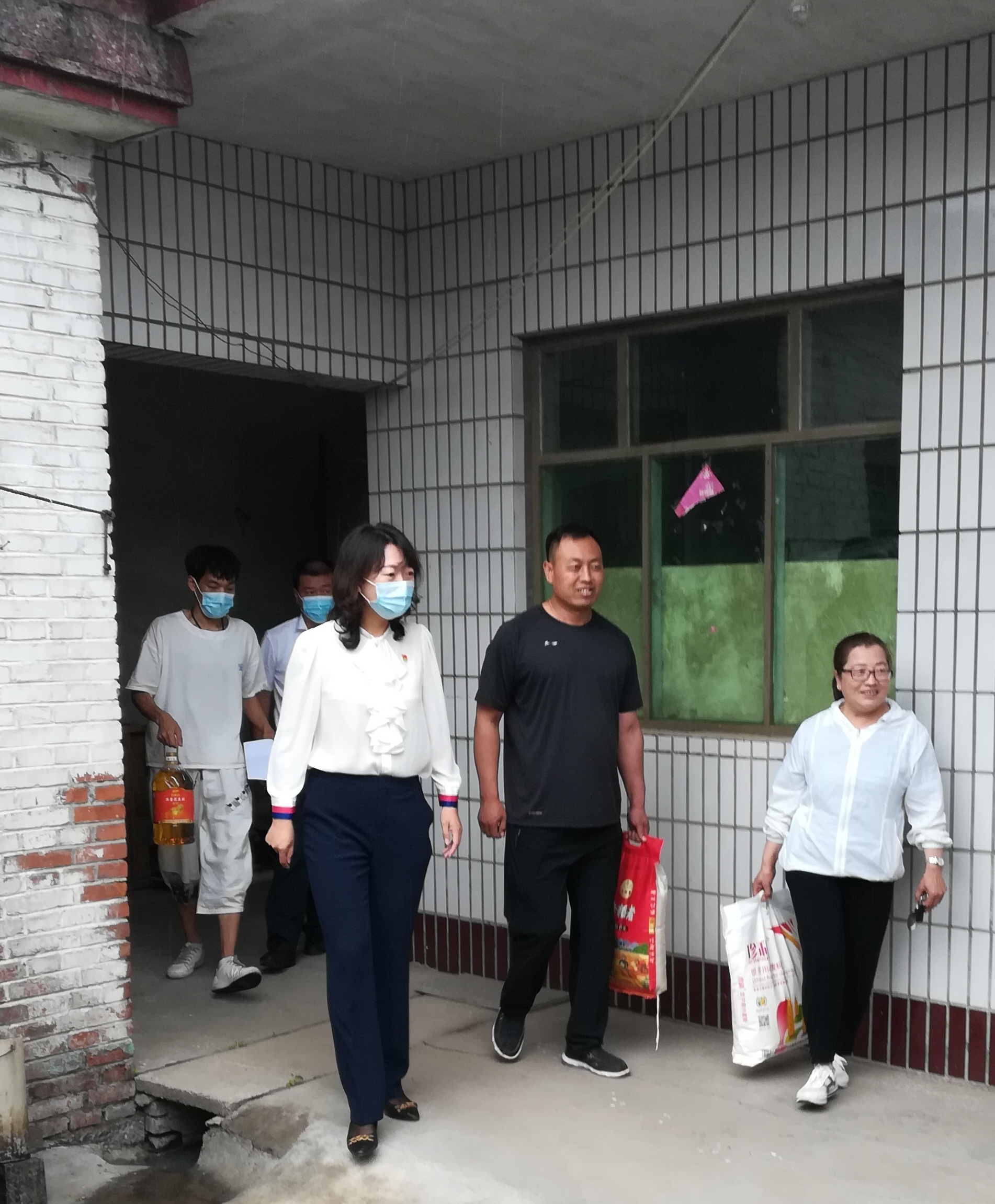 她拉着副区长的手不肯松开