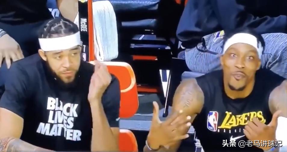 詹姆斯用球故意砸对手脑袋搞笑,詹姆斯被史蒂芬森逗笑