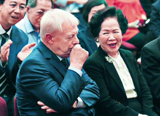 1997年香港回归场景如何，彭定康无法言喻，港督女儿哭到难以自已